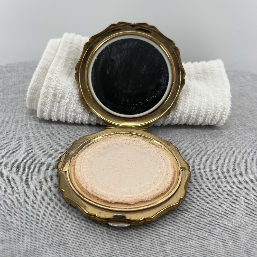 VTG 50s Stratton Gold-tone Metal Scalloped Edge Compact w/ mirror and‎ pad